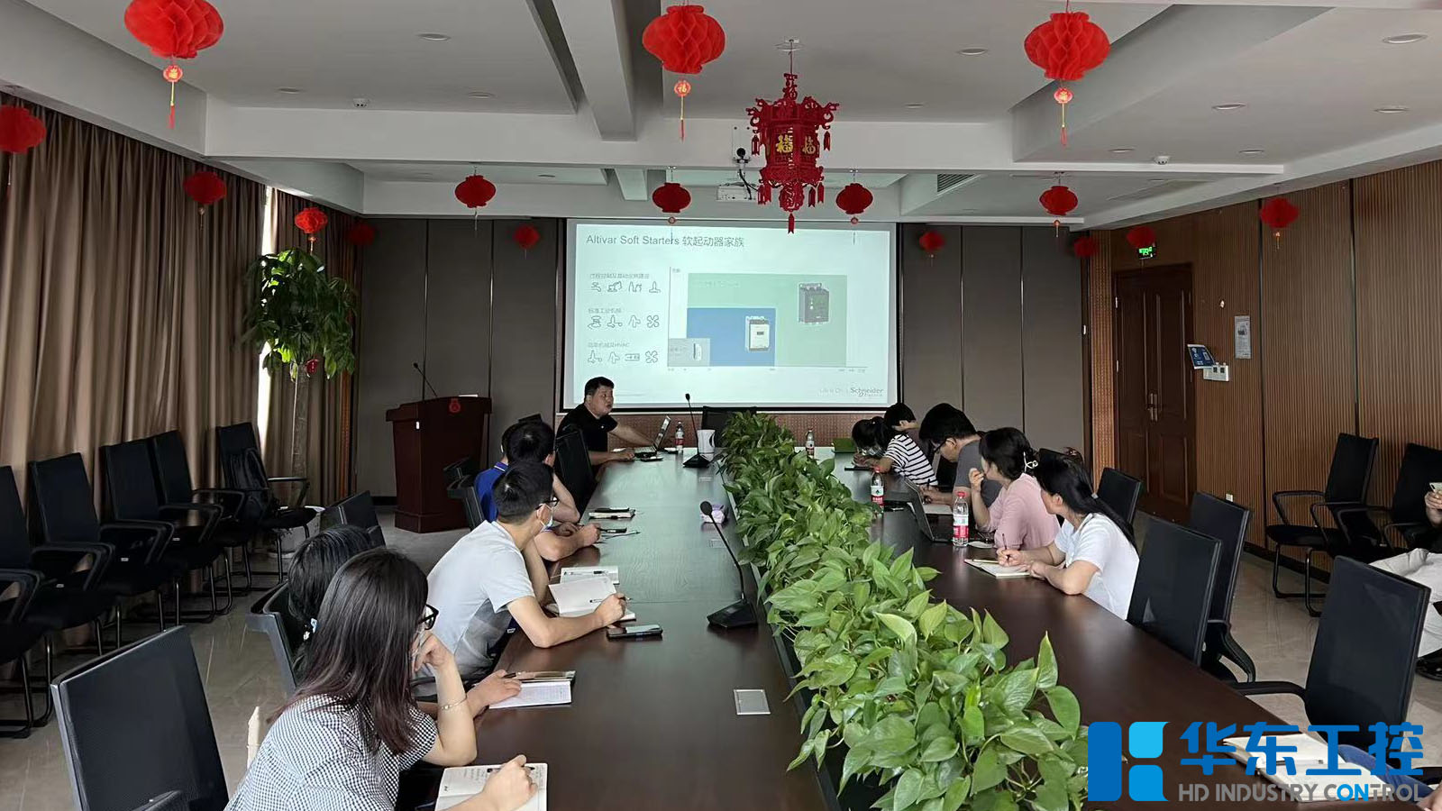 華東工控開展<i style='color:red'>施耐德</i>軟啟，觸摸屏技術(shù)及行業(yè)應(yīng)用培訓(xùn)