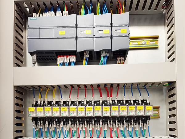 PLC柜細(xì)節(jié)3.png